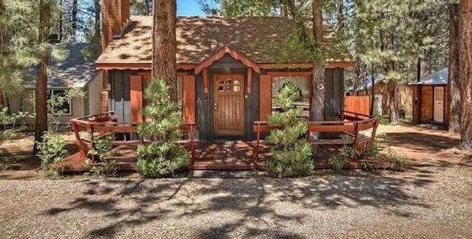 Stunning Log Cabin In The Mountains Available