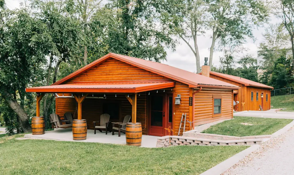 Fantastic Log Cabin Where Comfort Meets Rustic Elegance